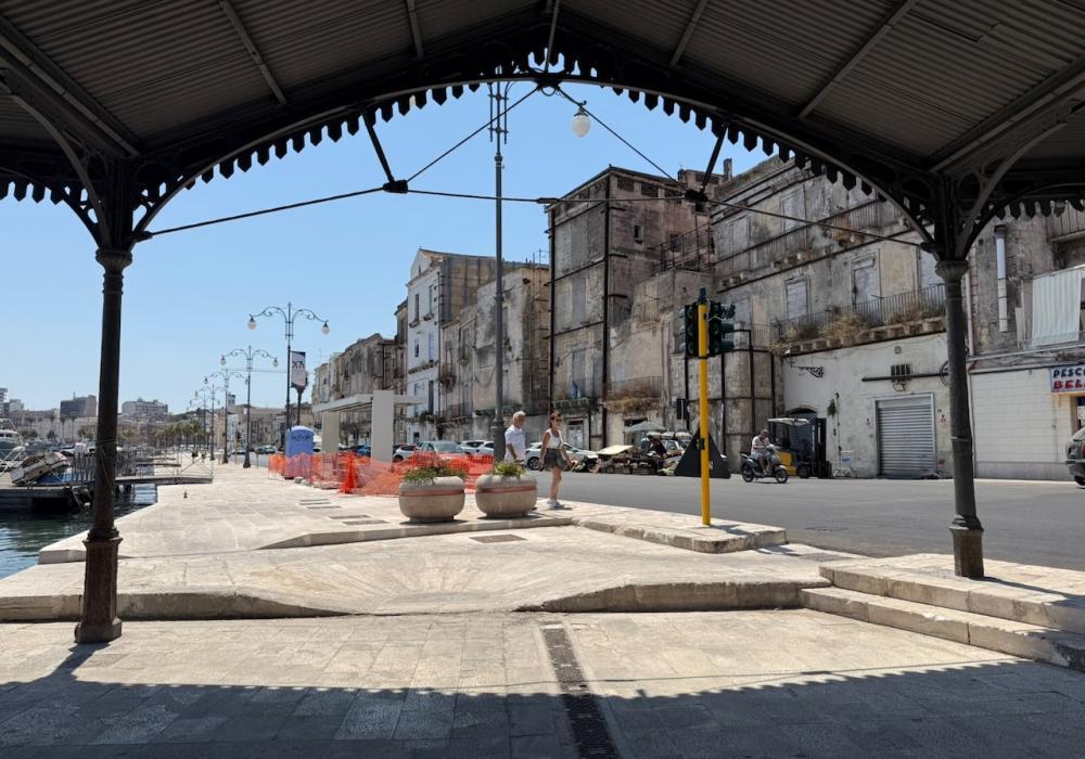 Pensilina BRT fuori contesto in Via Garbaldi - Citta Vecchia - Taranto