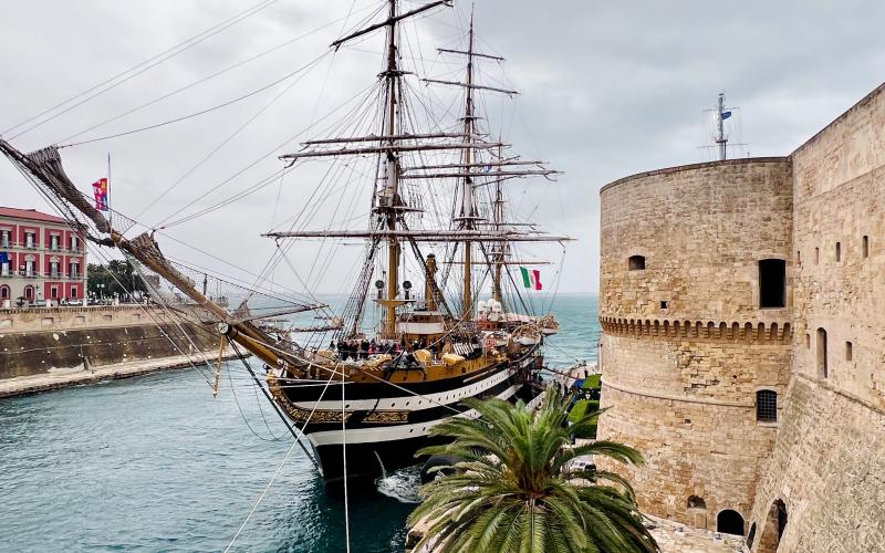 Castello Aragonese (taranto) & Amerigo Vespucci
